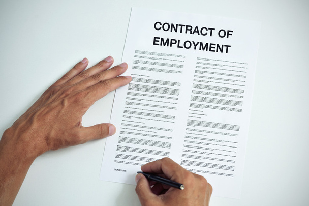 Mann unterschreibt Arbeitsvertrag - Foto, Bild