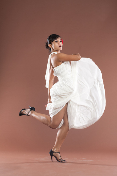 Beautiful flamenco dancer in white dress - Foto, Bild