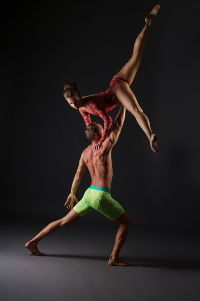 Duet of acrobats perform trick in studio - Foto, afbeelding
