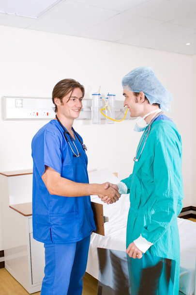 dos trabajadores médicos apretón de manos en la sala del hospital
 - Foto, imagen