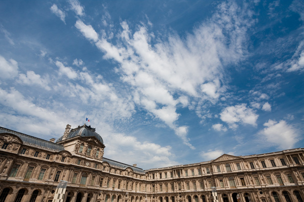 Louvre met kleine wolken, blauwe hemel. kopie ruimte - Foto, afbeelding