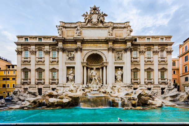 Фонтан Треви в Риме, Италия с голубем
 - Фото, изображение