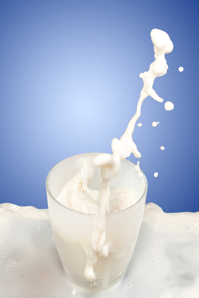 Bicchiere di latte stanno spruzzando
 - Foto, immagini