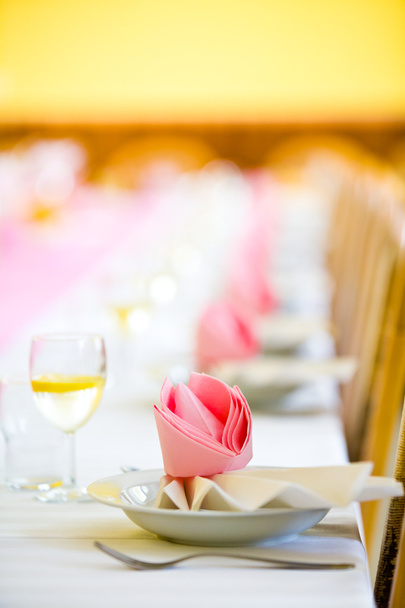 Прием или свадебный стол готов, пристальное внимание
 - Фото, изображение