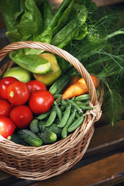 verduras orgánicas en cesta grande. vista superior
 - Foto, Imagen