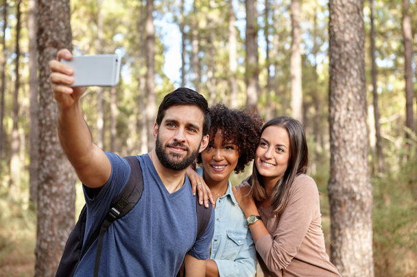 Taking selfies in pine forest - Foto, afbeelding