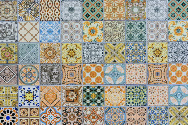 Muur keramische tegels patronen die mega vanuit Thailand openbaar park instellen.  - Foto, afbeelding