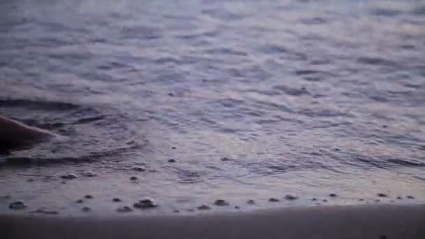 Hart getekende jn strand zand weggespoeld door de golven - Video