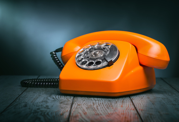 Telefone vintage no fundo de madeira
  - Foto, Imagem