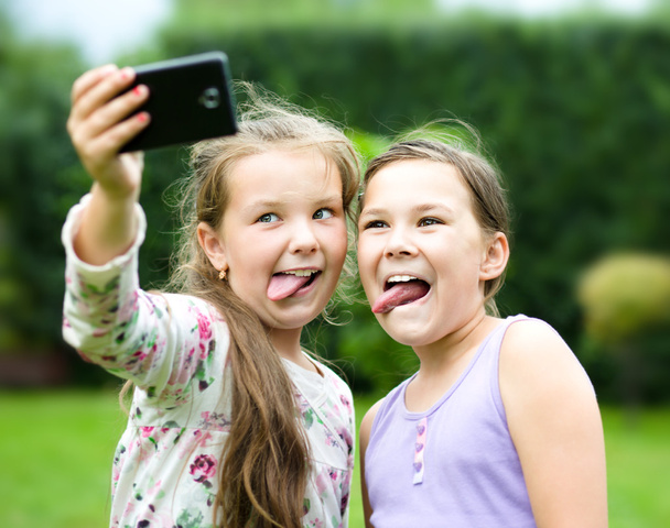 Kızlar eğleniyor selfie alarak - Fotoğraf, Görsel