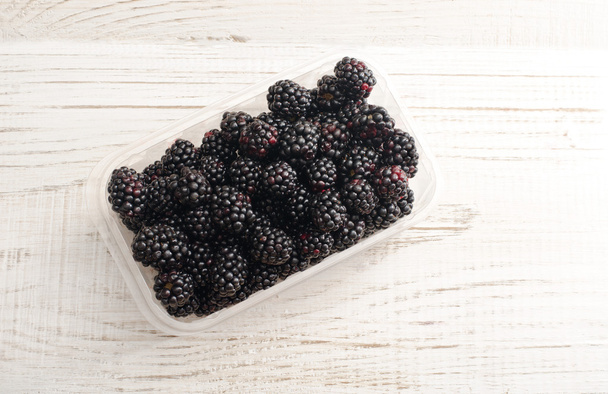 Blackberries в прямоугольном контейнере светлый фон
 - Фото, изображение