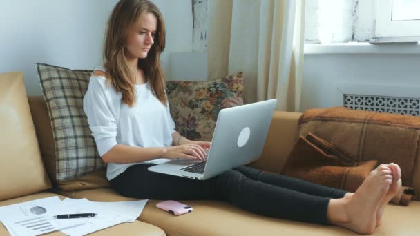 Напружена жінка використовує ноутбук, ніж закрита
 - Кадри, відео