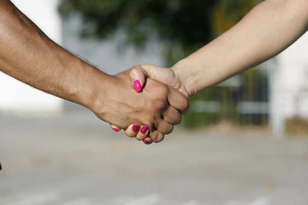 рукопожатие между девочкой и мальчиком, мужчиной и женщиной
 - Фото, изображение