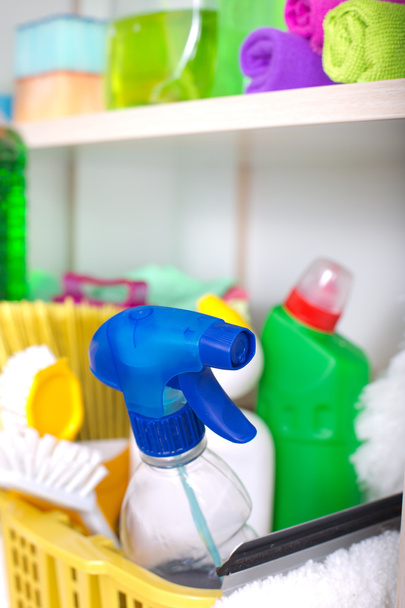 Reinigungsmittel in der Speisekammer - Foto, Bild