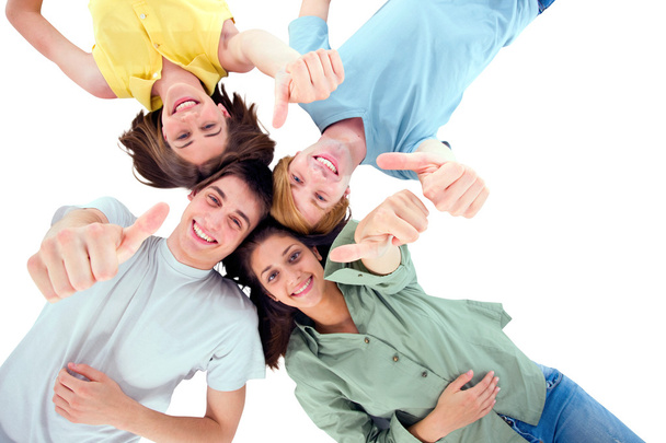 Les adolescents couchés avec les pouces en l'air
 - Photo, image