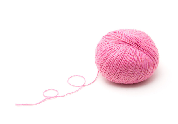 Balle de fil rose sur fond blanc - Photo, image