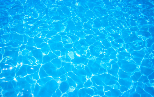 Sininen revitty vesi uima-altaassa - Valokuva, kuva