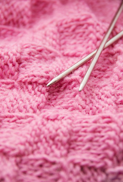 Détail de l'artisanat tissé tricot laine texture de conception et aiguille à tricoter. Tissu fond rose - Photo, image
