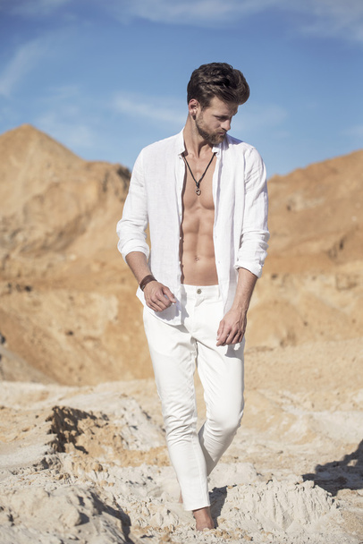 Handsome sexy man in the desert - Photo, Image