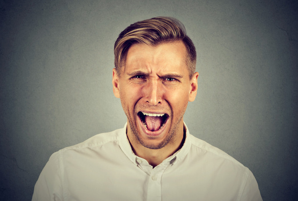 Enojado joven frustrado hombre gritando
 - Foto, Imagen