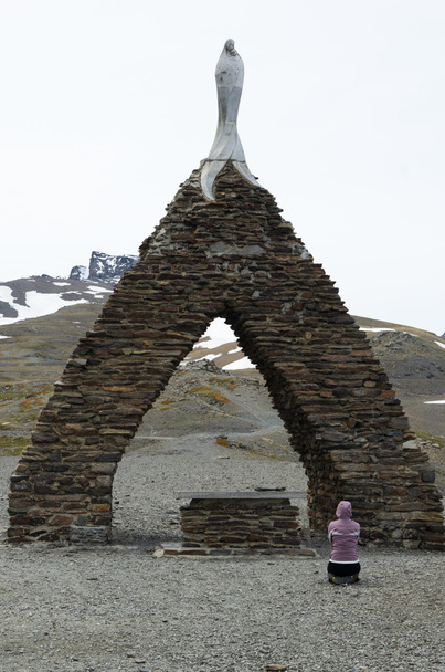 turista se modlí před sochou Panny Marie v horách - Fotografie, Obrázek