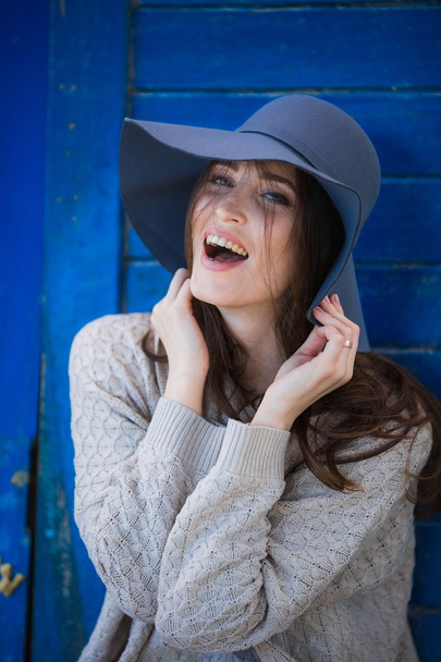 Красивая женщина в тёплом свитере и шляпе
  - Фото, изображение
