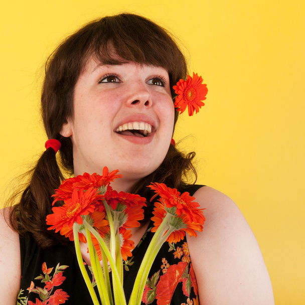 Teen girl with flowers - Valokuva, kuva