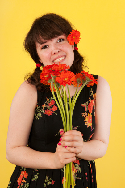 Teen girl with flowers - Valokuva, kuva