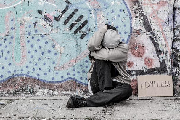 Dakloze alleen man - Foto, afbeelding