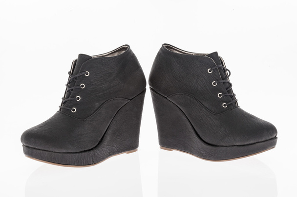 Παπούτσια πλατφόρμα κατασκευασμένο από μαύρο δέρμα με κορδόνια - Φωτογραφία, εικόνα