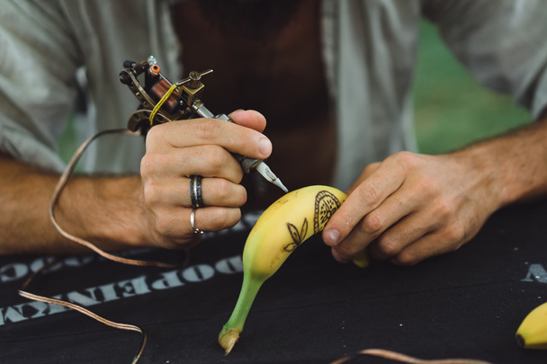 Tattoo master man with banana - Fotografie, Obrázek