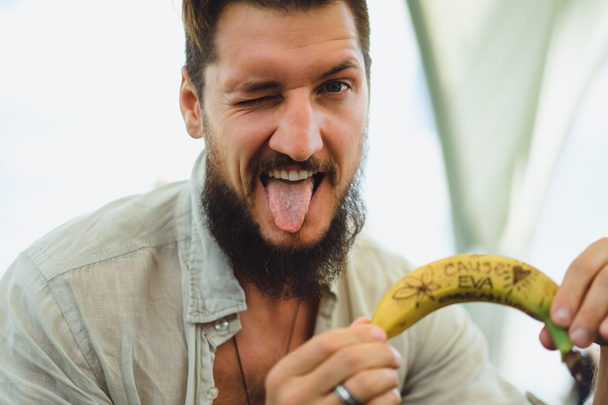 Hipster man with banana - Foto, afbeelding