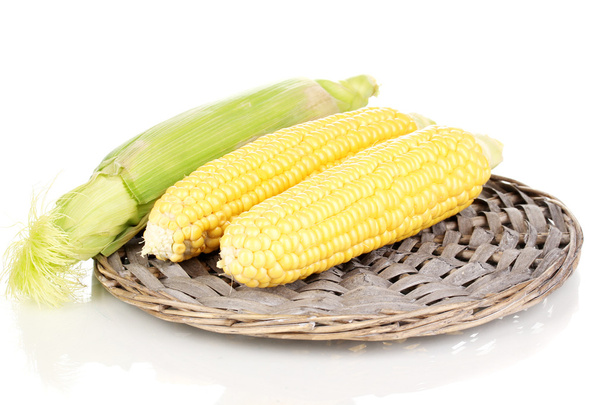 Fresh corn cobs on wicker mat isolated on white - Foto, Imagem