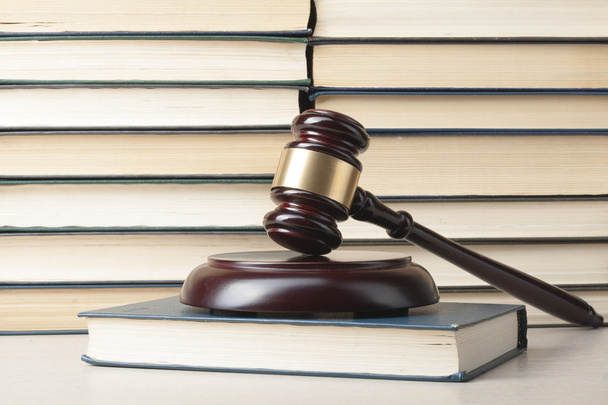 Zákon koncepce - kniha s dřevěnými soudci kladívkem na stole v soudní síni nebo výkonu úřadu. - Fotografie, Obrázek