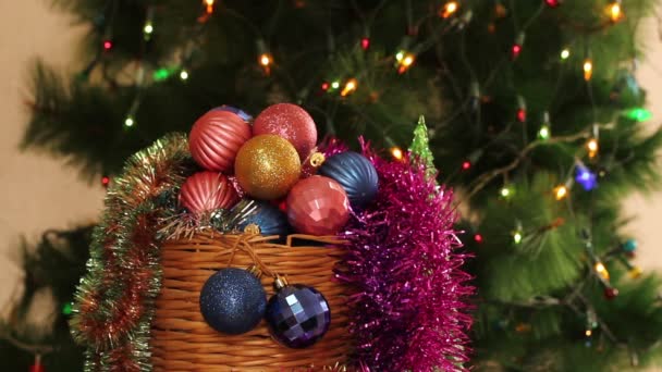 Kerstballen en Spar boom met garland knippert. Achtergrond - Video