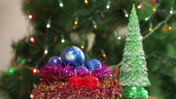Kerstballen en Spar boom met garland knippert. Achtergrond - Video