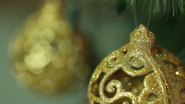 Přívěsek zlaté koule na vánoční stromeček - Záběry, video