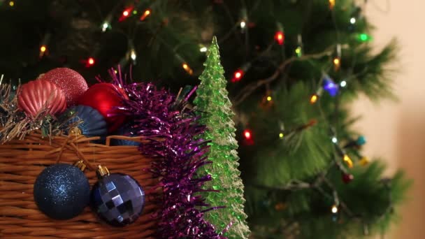 Christmas speelgoed op de achtergrond van Spar met een knipperend garland - Video