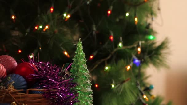 Christmas speelgoed op de achtergrond van Spar met een knipperend garland - Video