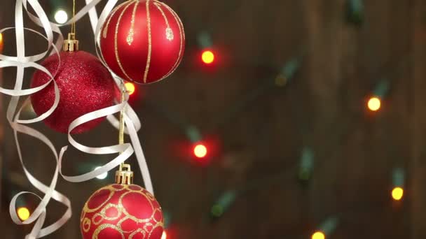 Rode kerstballen opknoping op snaren. Het opvlammen van een achtergrond wazig garland - Video