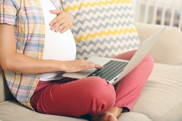Pregnant woman shopping online - Foto, Bild