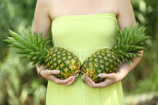 Woman holding pineapples  - Foto, immagini