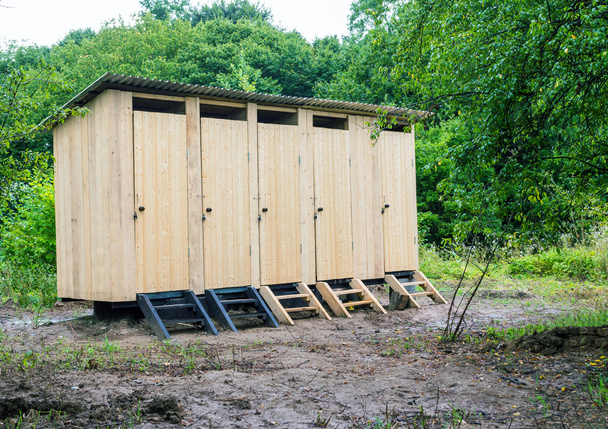 alte Holztoilette im Dorf - Foto, Bild