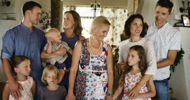 Felice famiglia multi-generazione divertirsi sorridendo, ridendo sulla macchina fotografica nel loro soggiorno
 - Filmati, video