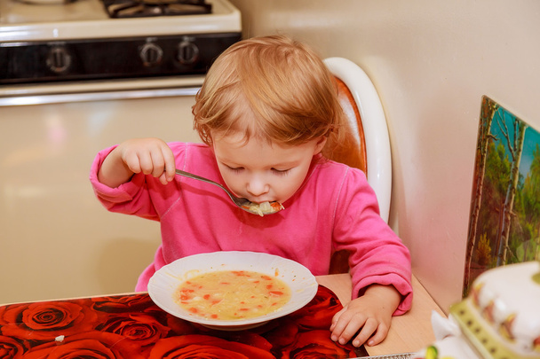 Niña-preescolar come una comida sabrosa en acogedor
 - Foto, imagen