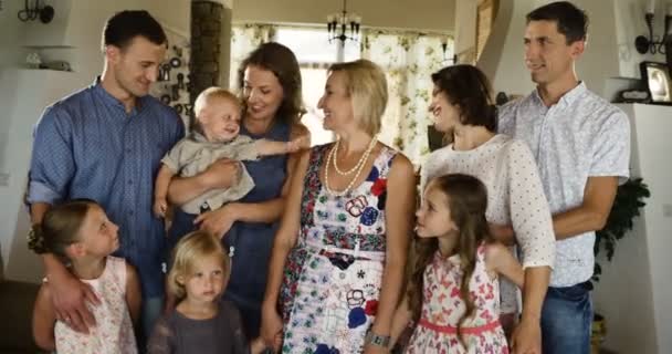 陽気な多世代家族のリビング ルームでカメラを見てポーズの肖像画 - 映像、動画