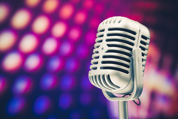 Retro-Mikrofon auf lila Disco-Hintergrund - Foto, Bild