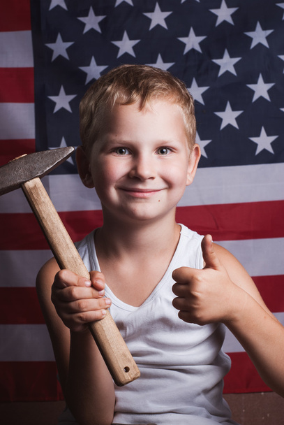 маленький хлопчик з американським прапором у фоновому режимі, - Фото, зображення