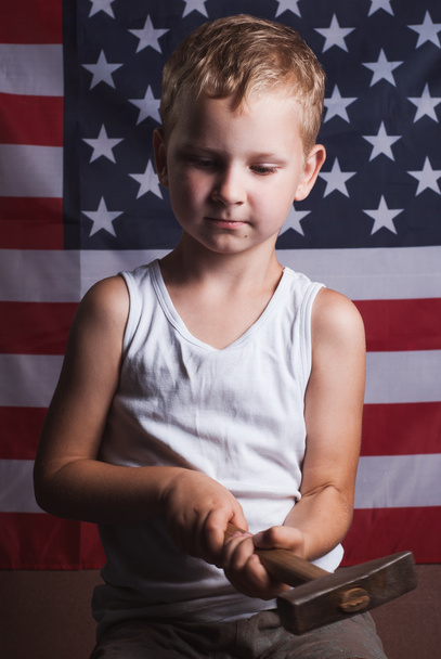 o menino com a bandeira americana no fundo
, - Foto, Imagem