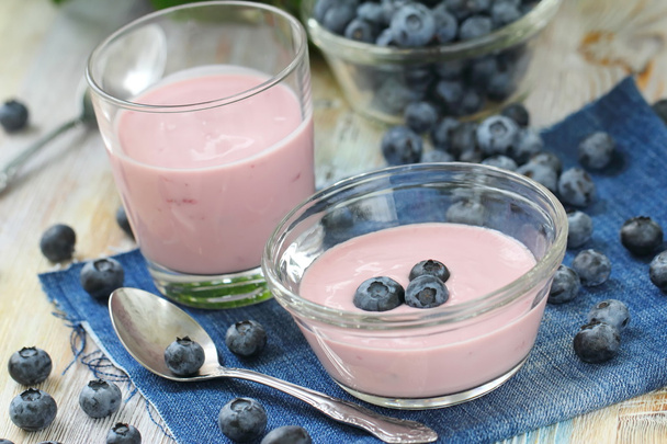Черничный йогурт и свежие ягоды
 - Фото, изображение